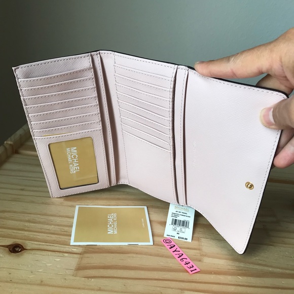 Michael Kors Wallet🎈🎈 - Picture 5 of 6